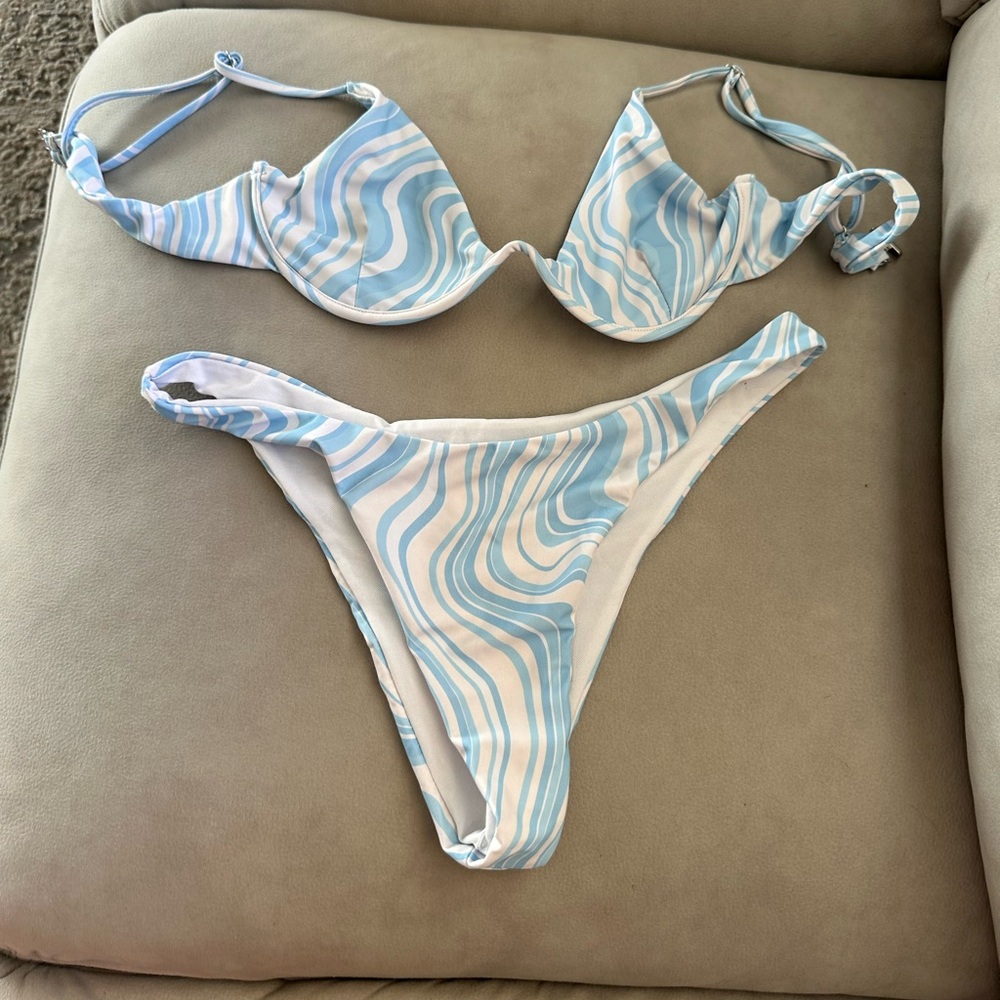 Swirled bikini with underwire